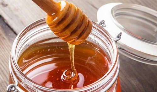 Como preparar um remédio de mel e cebola para acalmar a tosse