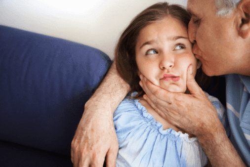 Carinho forçado: Por que você não deve forçar seu filho a beijar adultos?