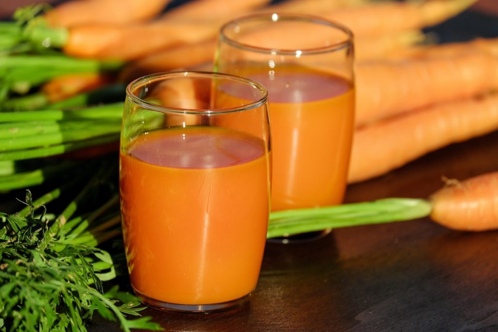 Suco de cenoura emagrece? Receita fácil e dicas importantes