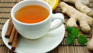 Chá com gengibre e louro: bebida caseira que ajuda a emagrecer