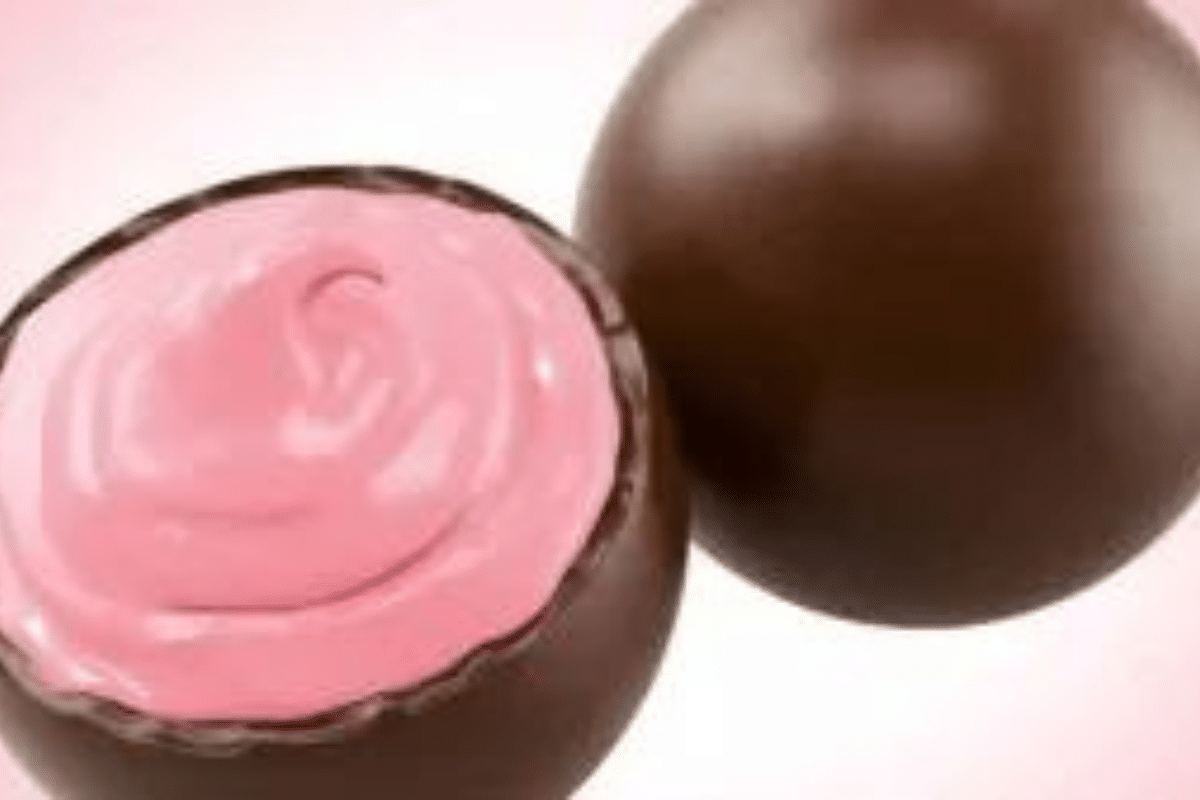 Bombom de chocolate recheado com iogurte de morango