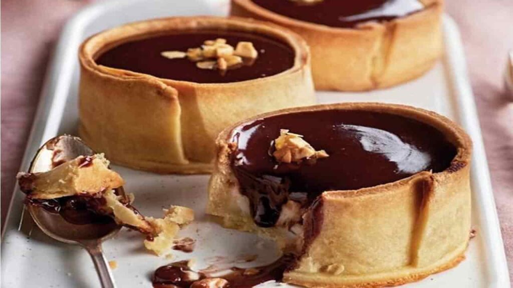 Tortinhas de pudim parisiense com chocolate derretido: Delícia francesa para satisfazer o paladar