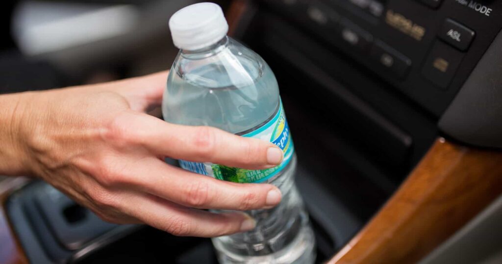 Reutilizar a garrafa PET de água mineral pode ser perigoso, cuidado!