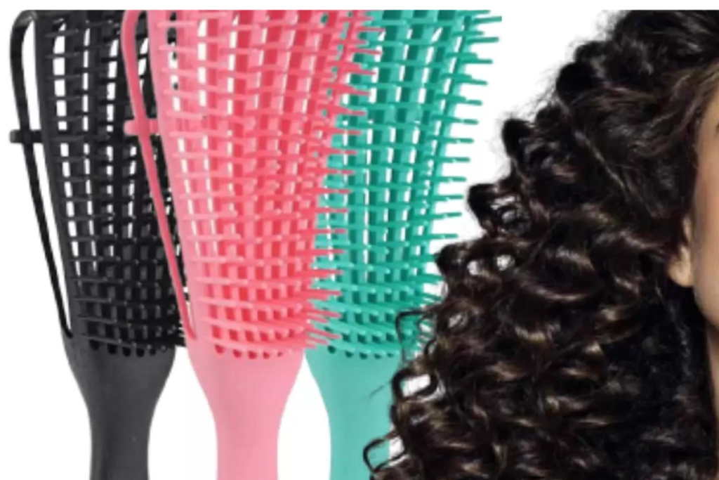 Veja 6 benefícios de usar a escova polvo nos seus cabelos cacheados