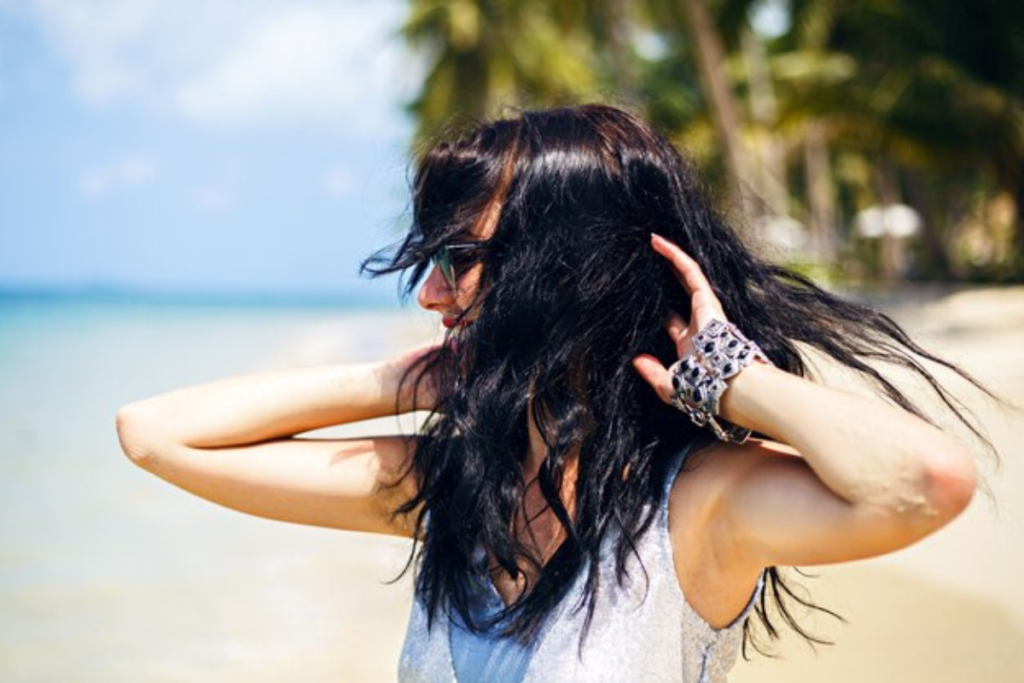 O verão chegou! Descubra como cuidar dos seus cabelos sob o sol