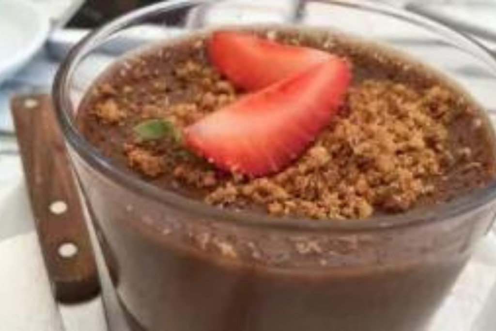 Deliciosa Receita de Mousse de Chocolate com Morangos e Coco